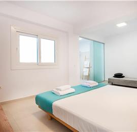 4 bedroom villa with infinity pool and sea view in Perithia, Corfu, sleeps 9